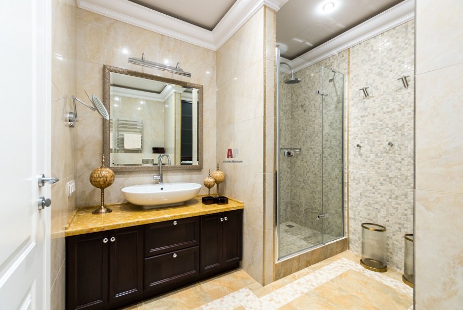 Ванная с окном и душевой кабиной