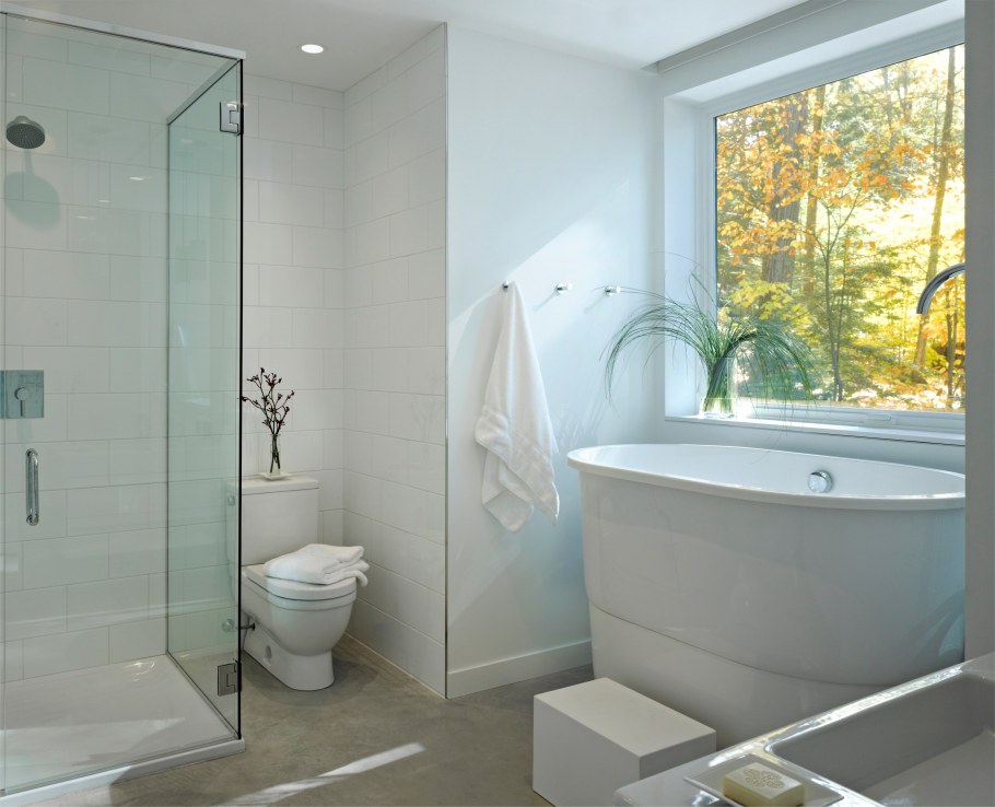 Яркая ванная с душевой кабиной