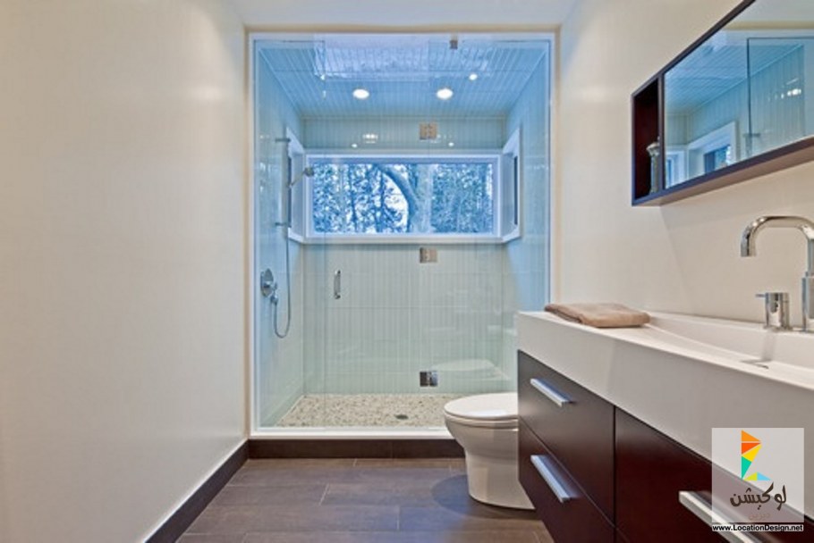 Ванная с окном и душевой кабиной