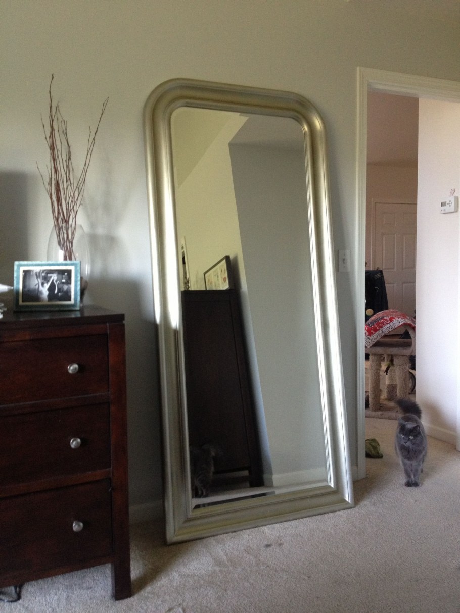 Большое зеркало в интерьере гостиной