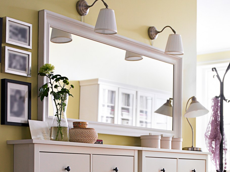 Зеркало Сонге над диваном