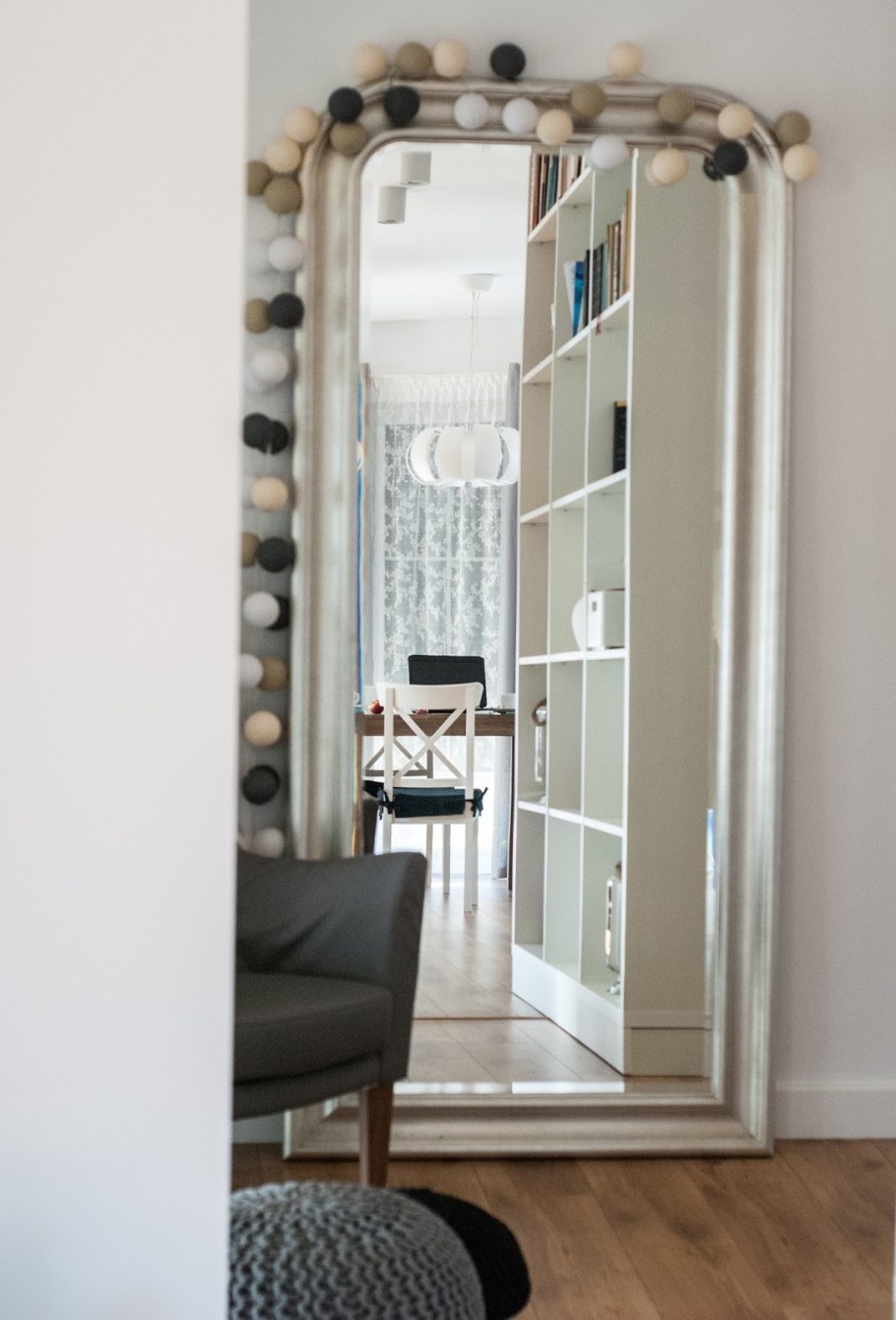 Зеркало Сонге над диваном