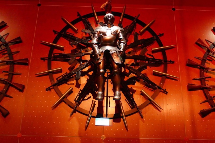 Инсталляция из сабель