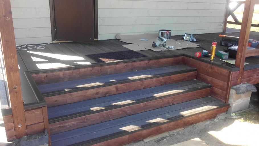 Крыльцо обшитое доской