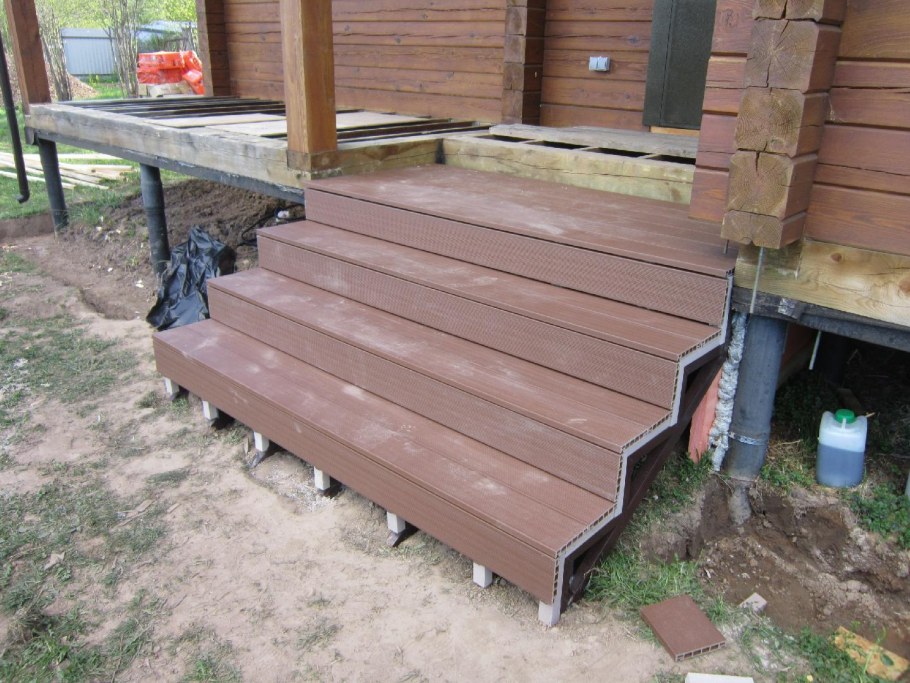 Полукруглое крыльцо из металла