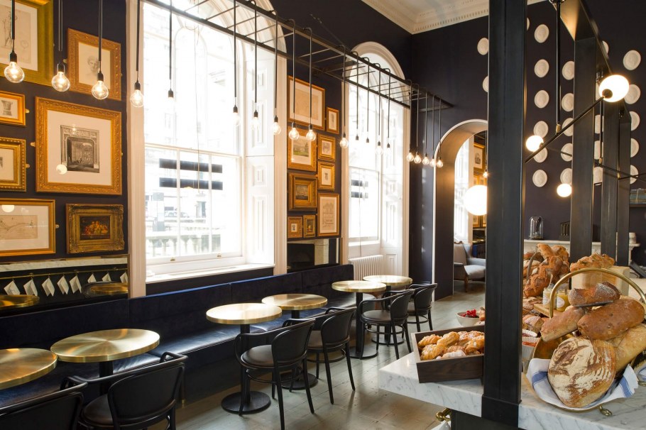 Интерьер маленького кафе