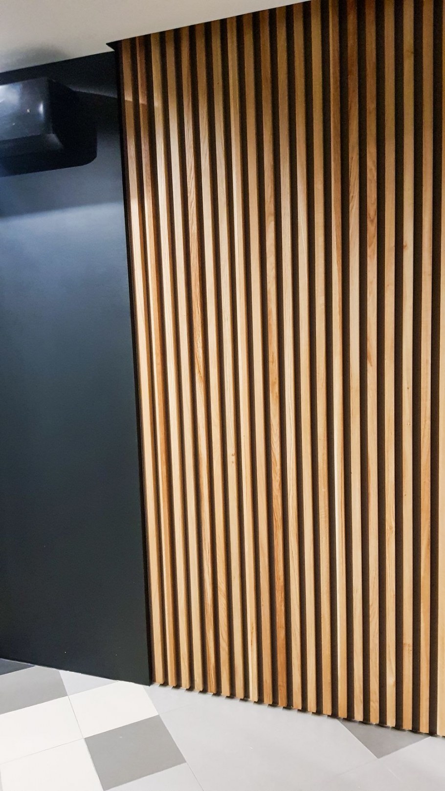 Декор стены из деревянных реек