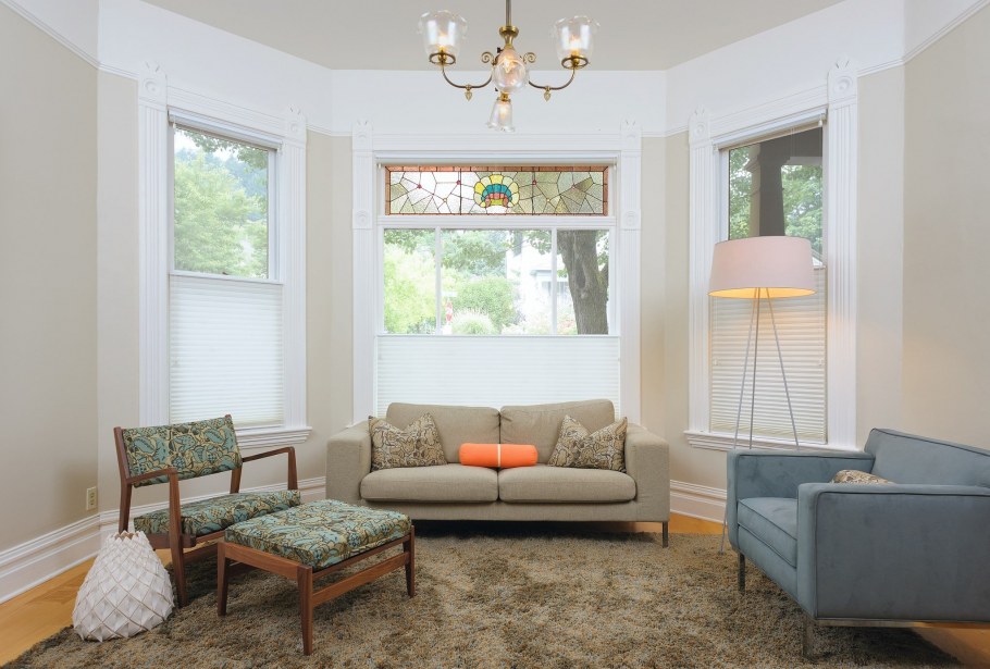 Интерьер гостиной с эркерным окном