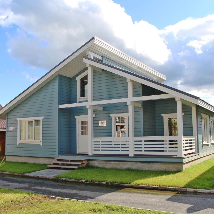 Каркасный дом серого цвета