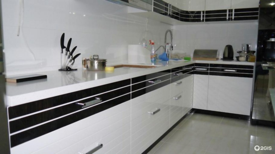 Черно белая кухня в полоску