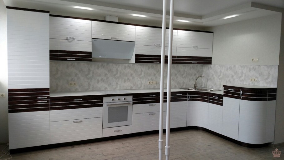 Кухня с белым верхом