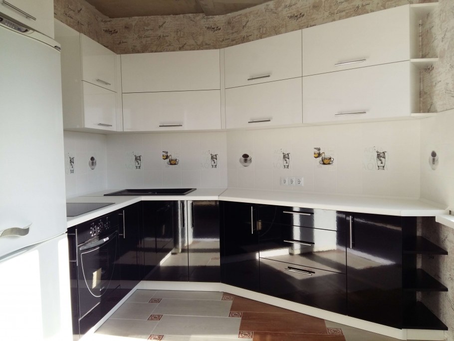 Белая угловая кухня с черной столешницей