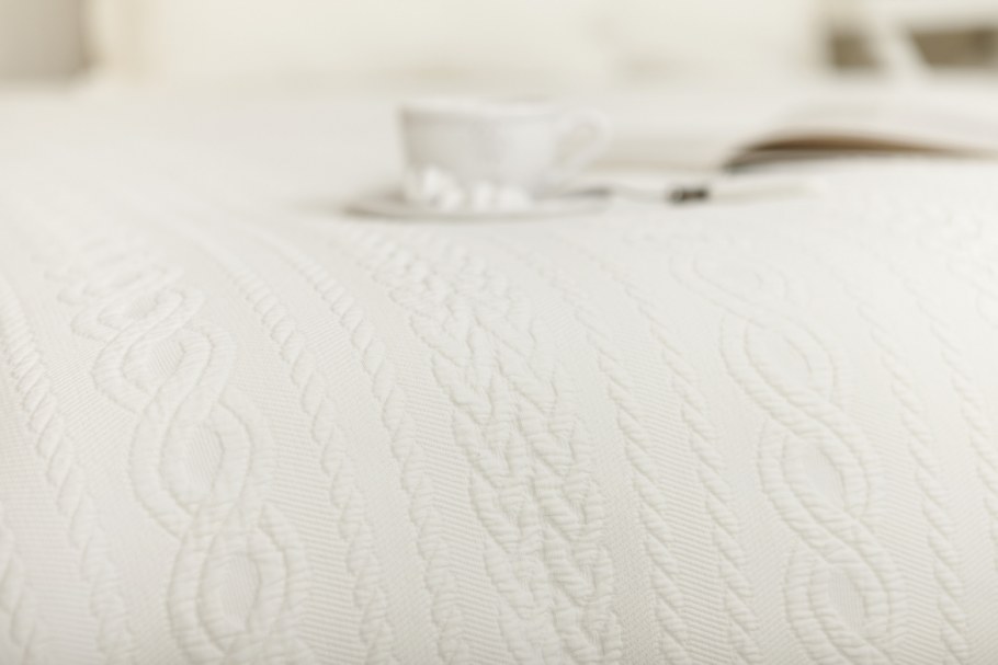 Спальня в кремовых тонах