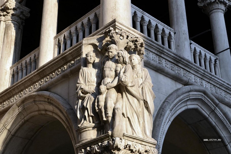 Романский стиль колонны