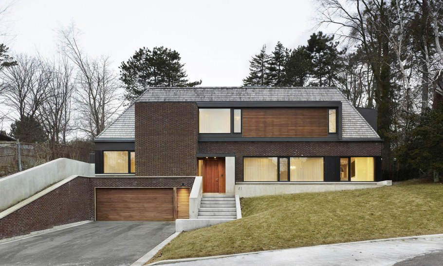 Дом с гаражом в цоколе