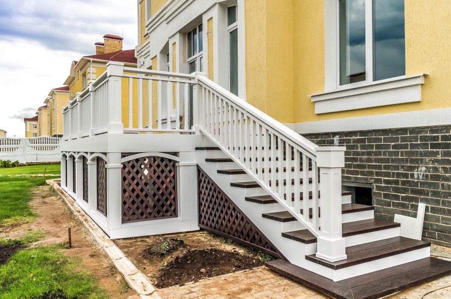 Веранда с высоким крыльцом