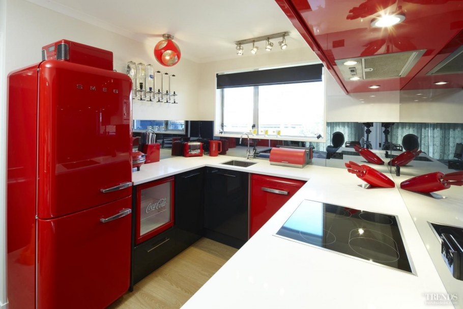 Холодильник Смег в интерьере кухни красный