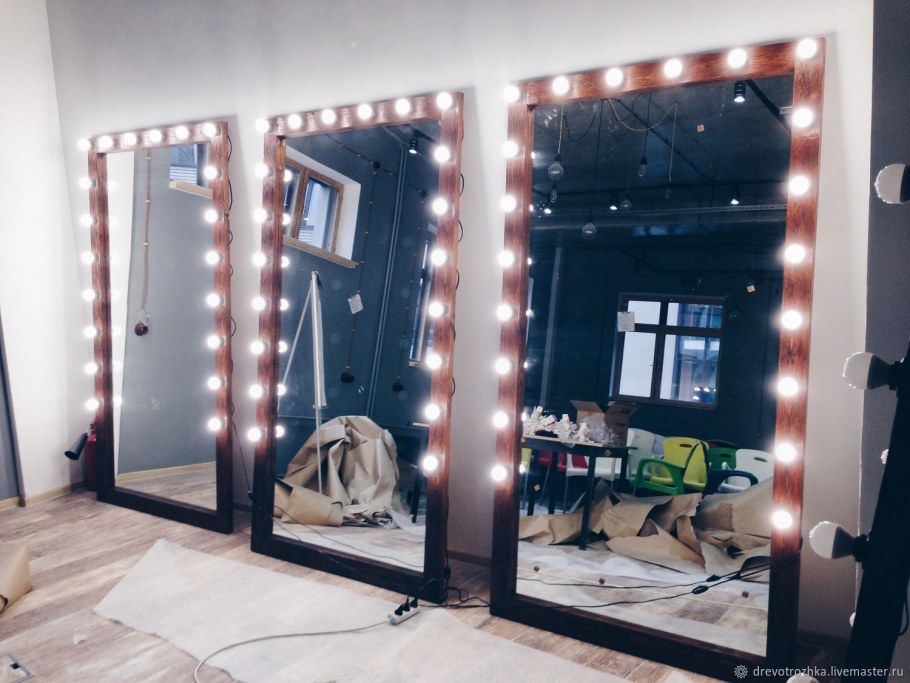 Большое зеркало с лампочками