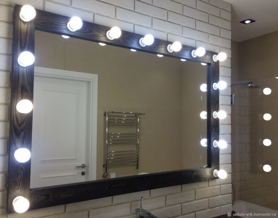 Гримерное зеркало с подсветкой в ванной