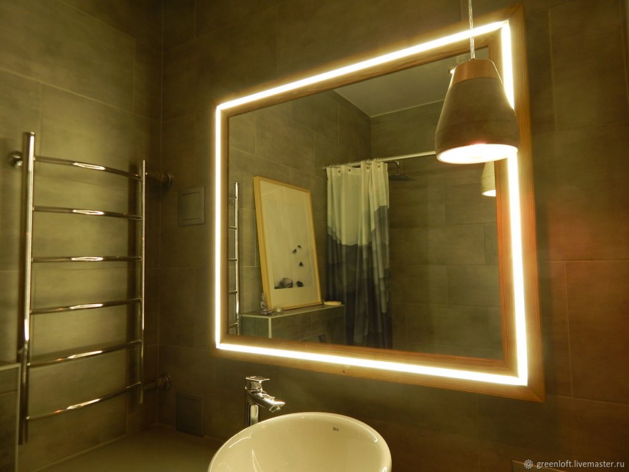 Зеркало в деревянной раме с подсветкой