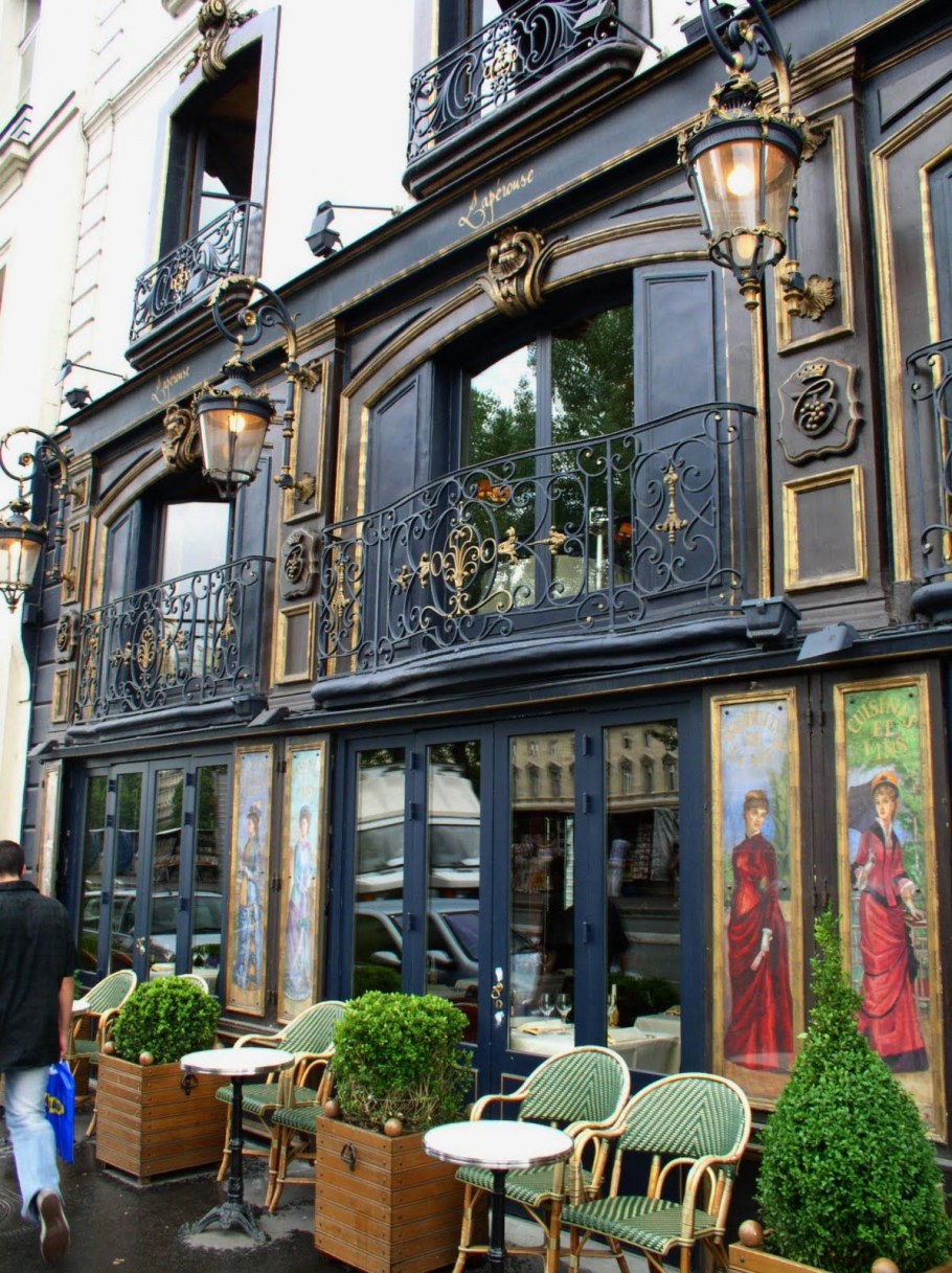 Кафе на Монмартре в Париже