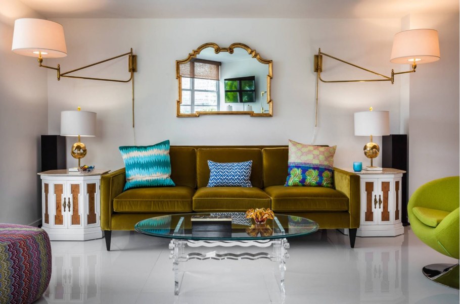 Яркий диван в интерьере гостиной