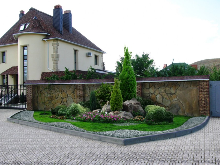 Въездная зона на участке