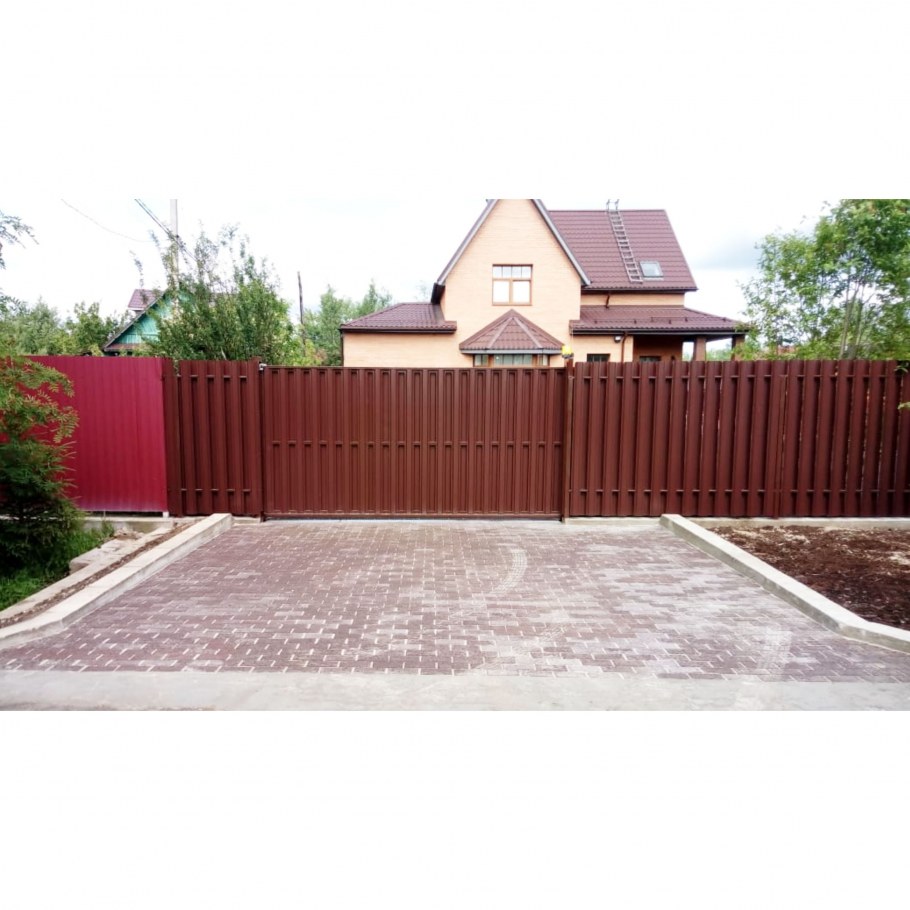 Площадка перед воротами