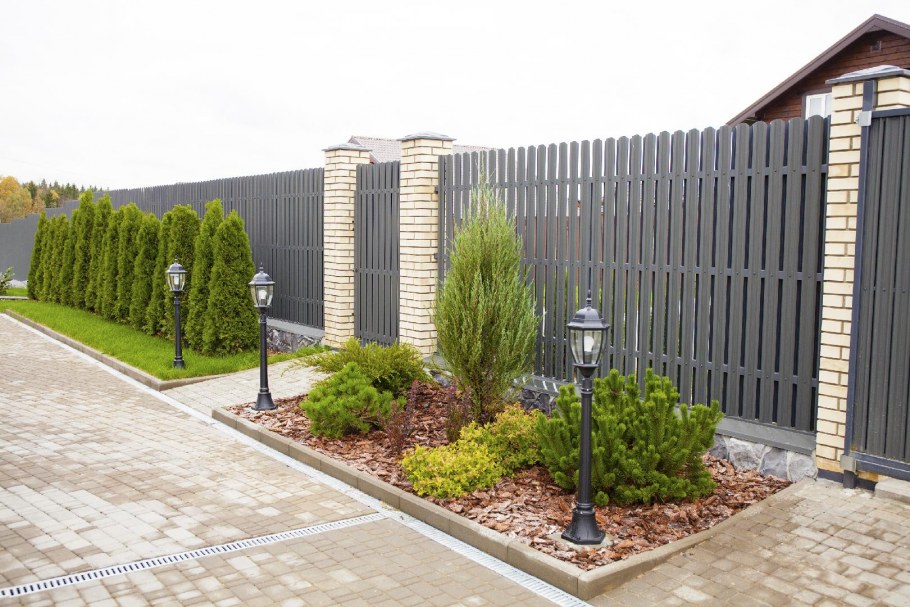 Ландшафт у забора