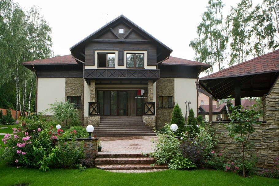 Входная зона на участок с домом