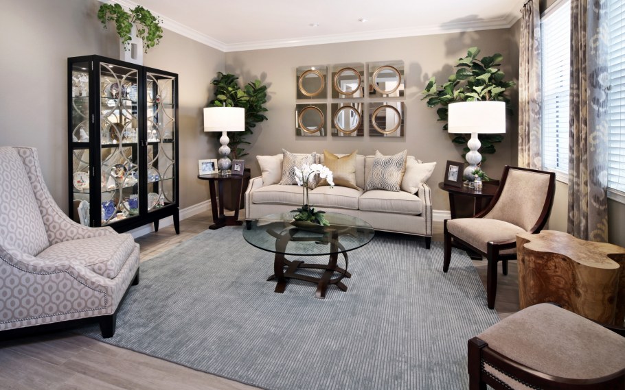 Кресло в интерьере гостиной