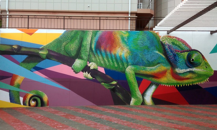 Хамелеон на стене