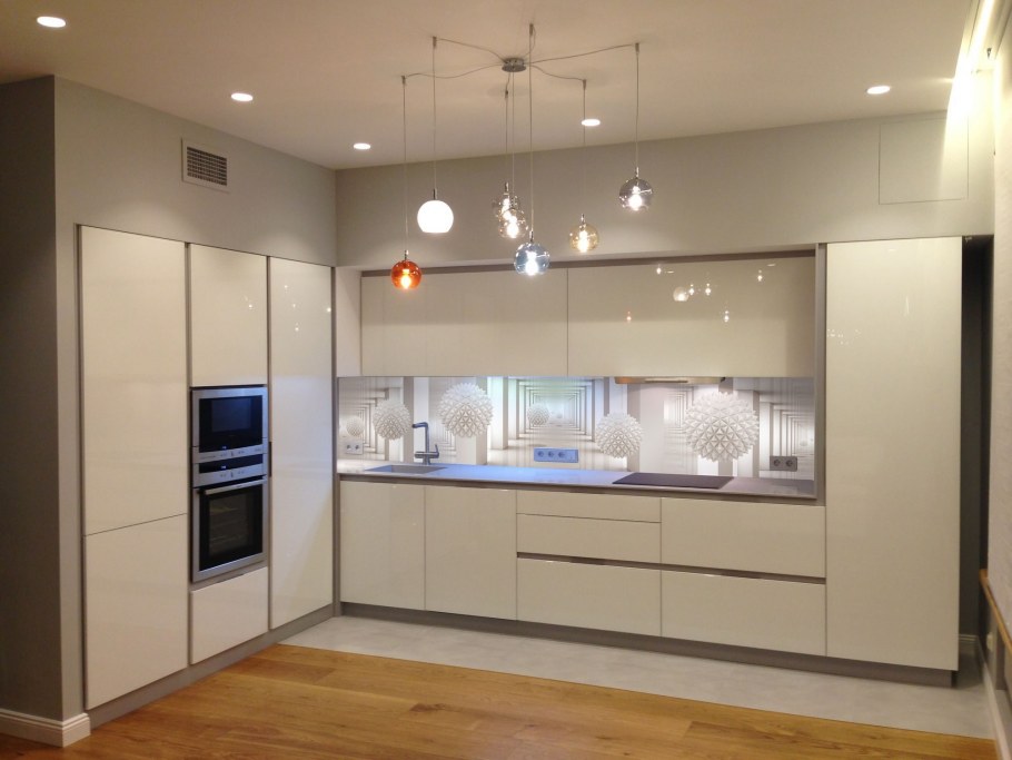 Белая кухня без ручек