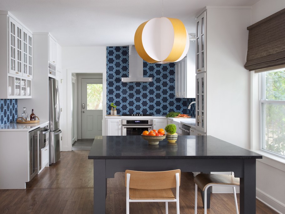 Обои в горошек в интерьере кухни