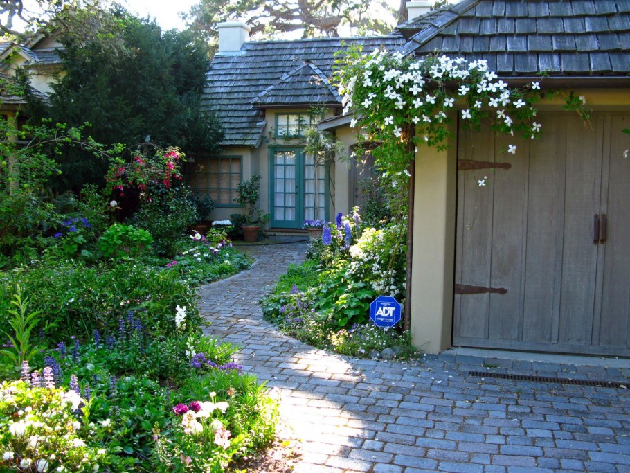 Уютный двор в деревне