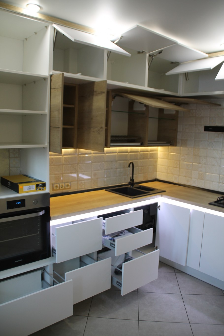 Кухонный гарнитур двухуровневый