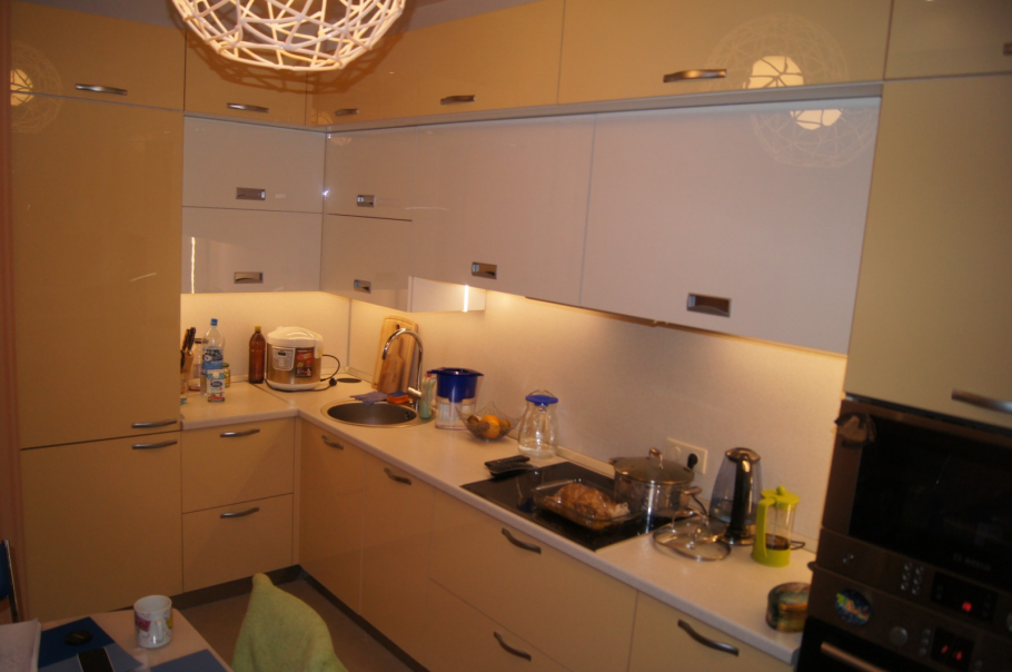 Угловая кухня Верхние шкафы два уровня