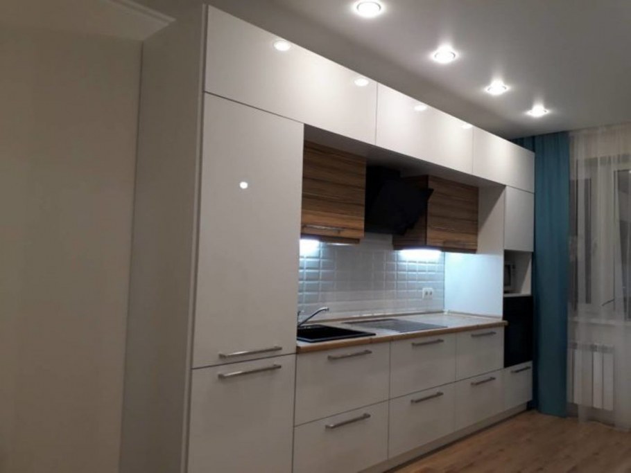 Кухни с антресолями до потолка