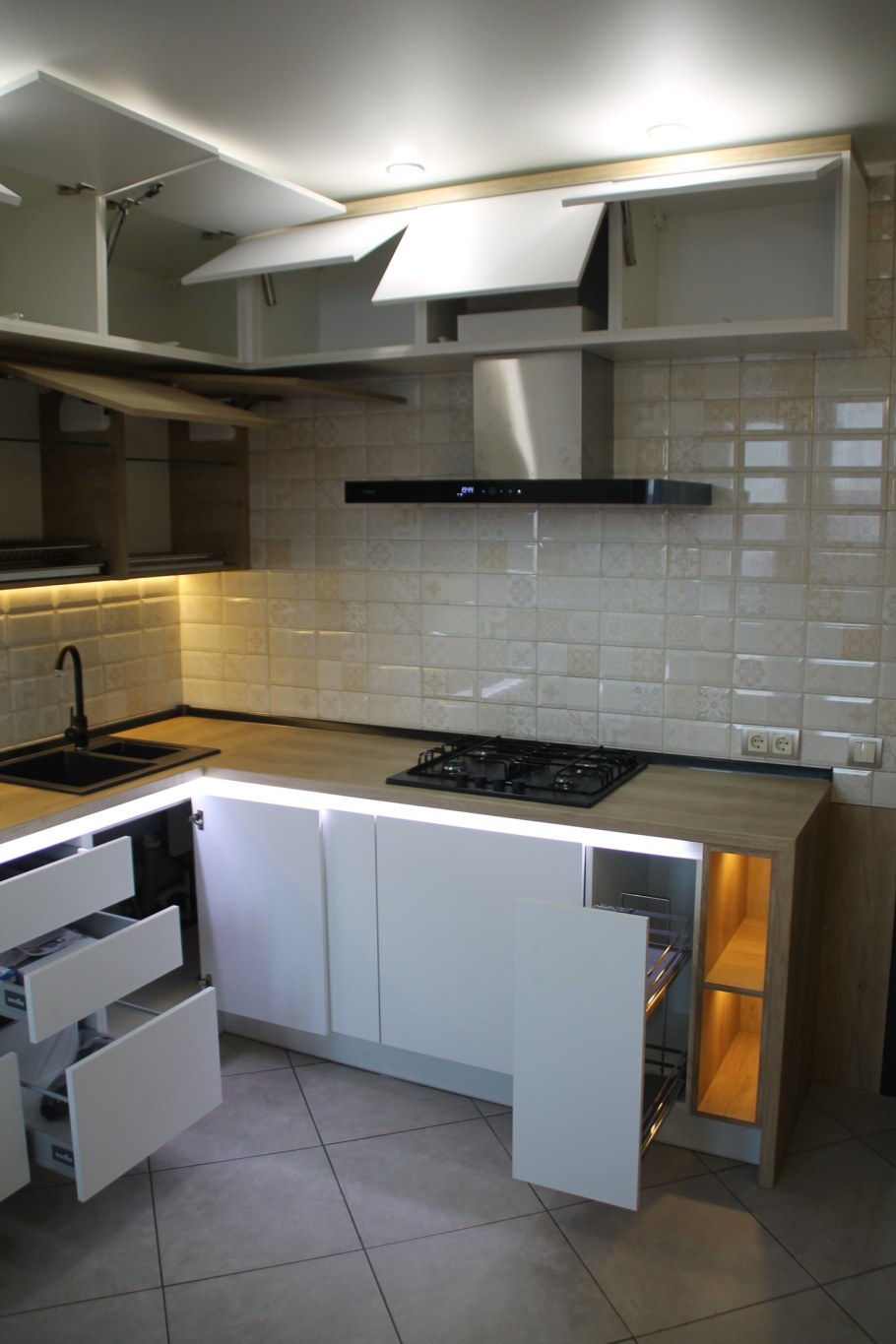 Кухня в три яруса