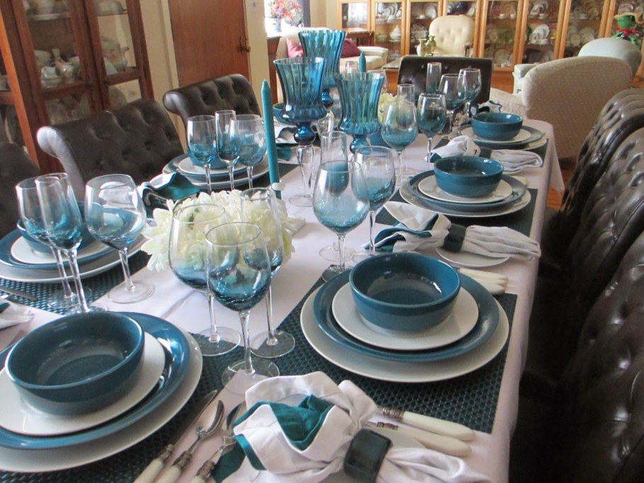 Сервировка стола с синей посудой