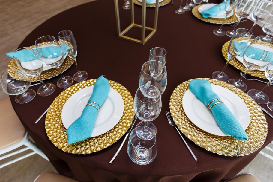 Сервировка стола в бирюзовом цвете
