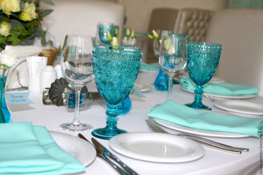 Бокалы из цветного стекла сервировка
