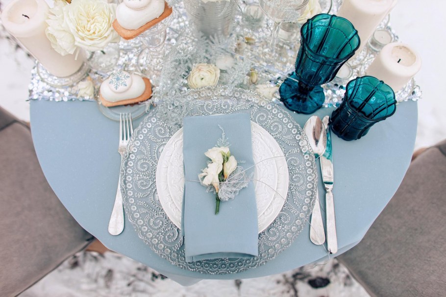 Темная бирюза в сервировке