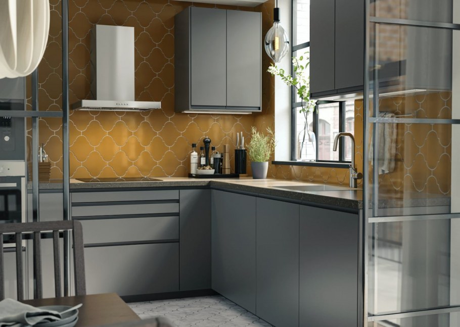 Кухня икеа Воксторп белая с антресолью