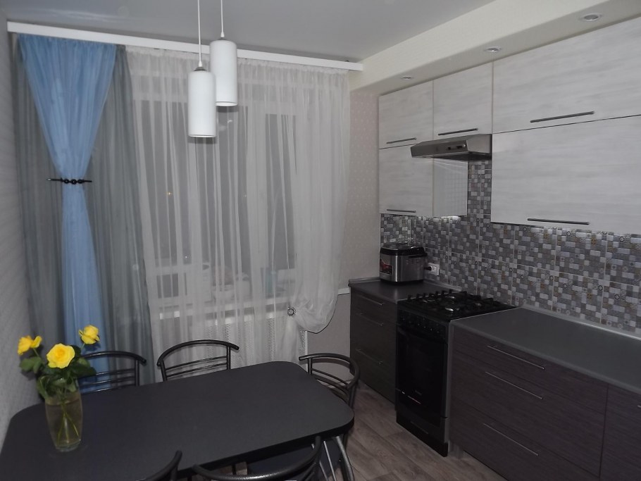 Шторы в серо белую кухню