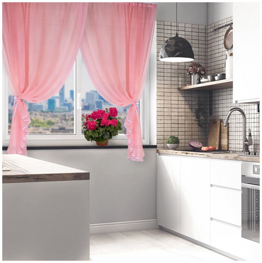Розовые шторы на кухню
