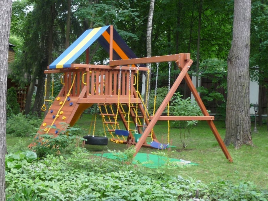 Деревянные детские площадки в лесу