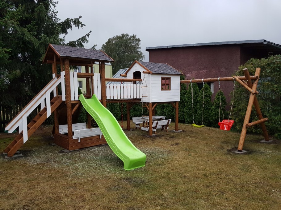 Детская площадка с домиком и качелями