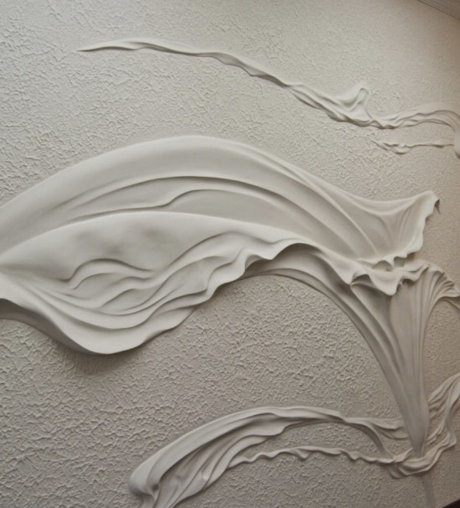 Абстрактный рельеф на стене