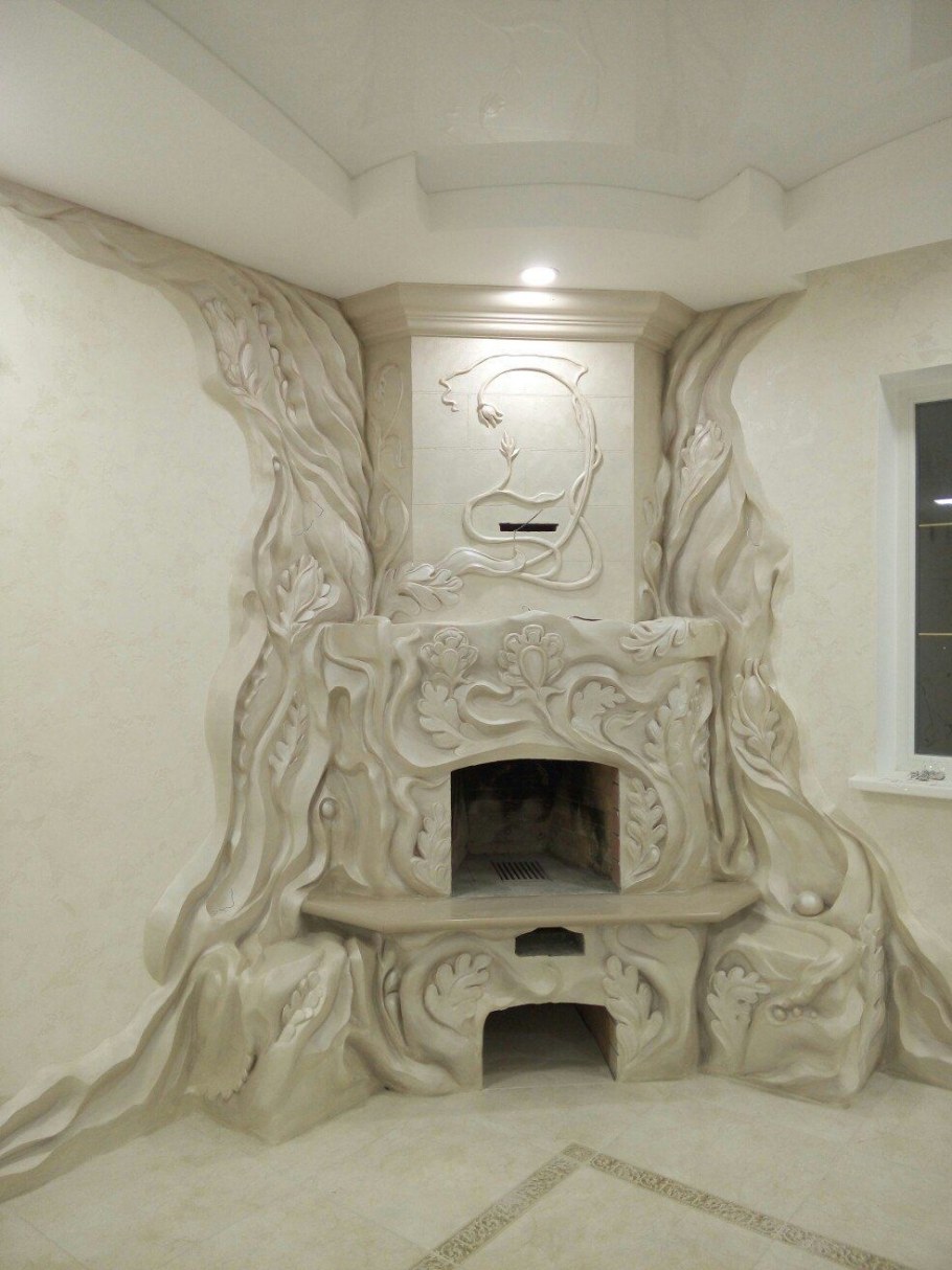 Лепнина над камином